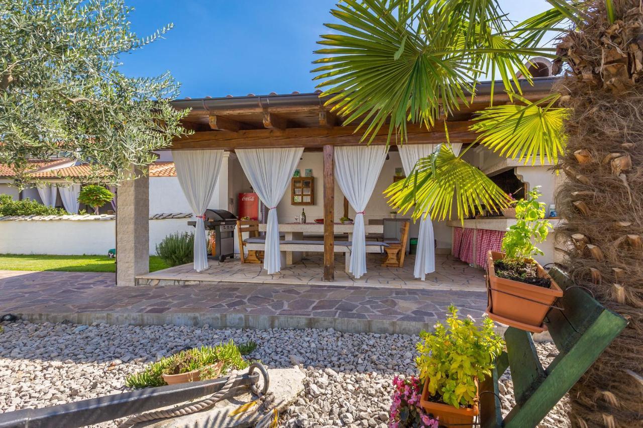 Guest House Antonella Malinska Buitenkant foto