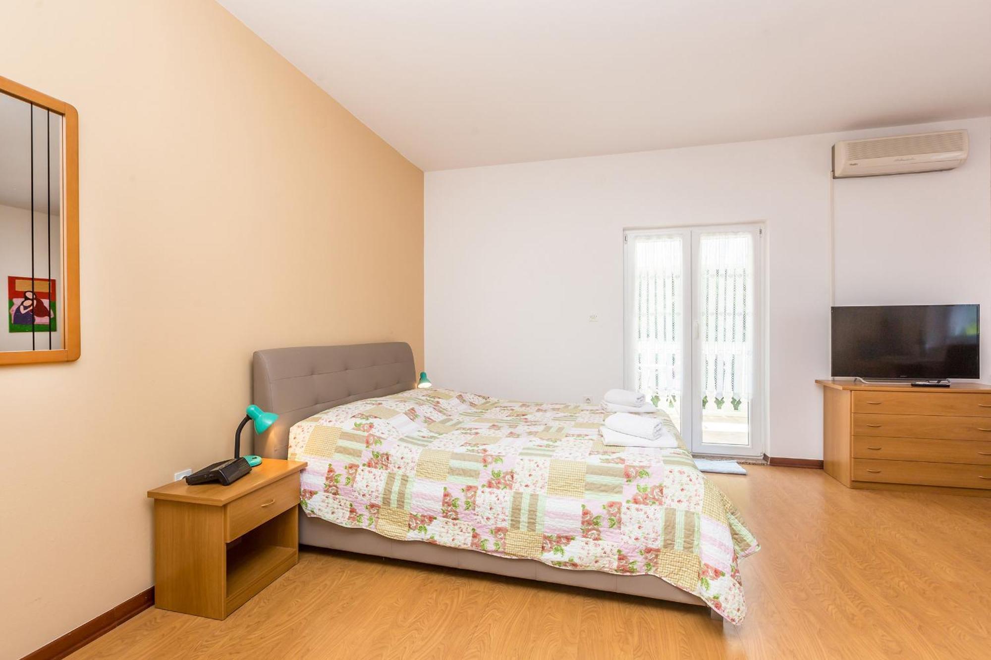 Guest House Antonella Malinska Buitenkant foto
